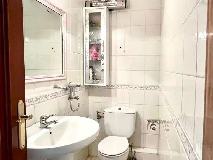 Bany de Pis en venda en  Jaén Capital amb Aire condicionat, Terrassa i Balcó