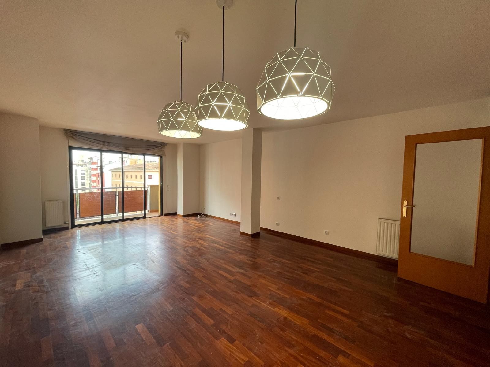 Sala d'estar de Pis de lloguer en Girona Capital amb Aire condicionat, Calefacció i Balcó