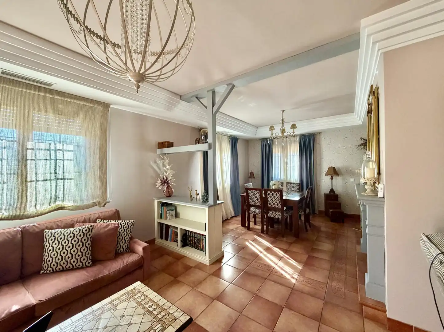 Sala d'estar de Casa o xalet en venda en Dos Hermanas amb Aire condicionat, Calefacció i Jardí privat