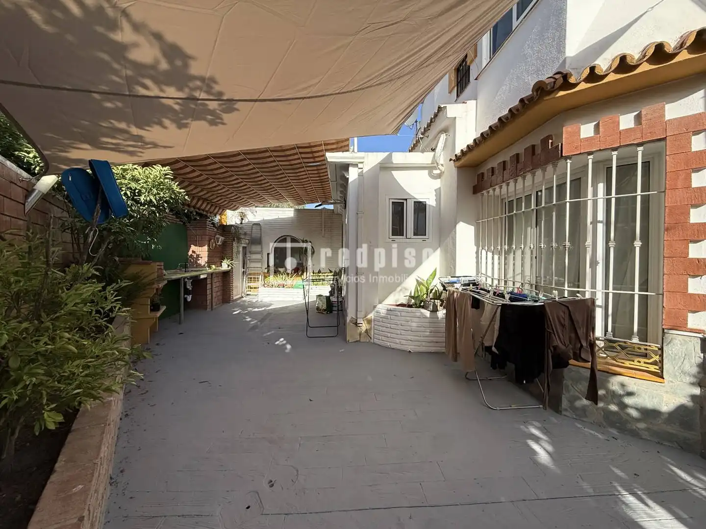 Vista exterior de Casa o xalet en venda en Alhaurín de la Torre amb Aire condicionat, Jardí privat i Terrassa