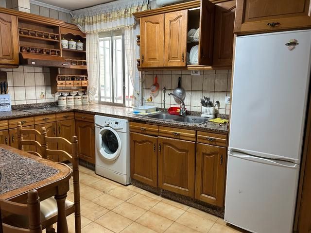 Kitchen of Flat to rent in Ourense Capital   with Parquet flooring, Furnished and Oven
