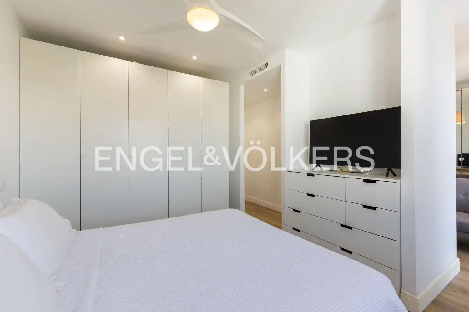 Bedroom of Flat for sale in Valencia  with Air Conditioner, Heating and Balcony