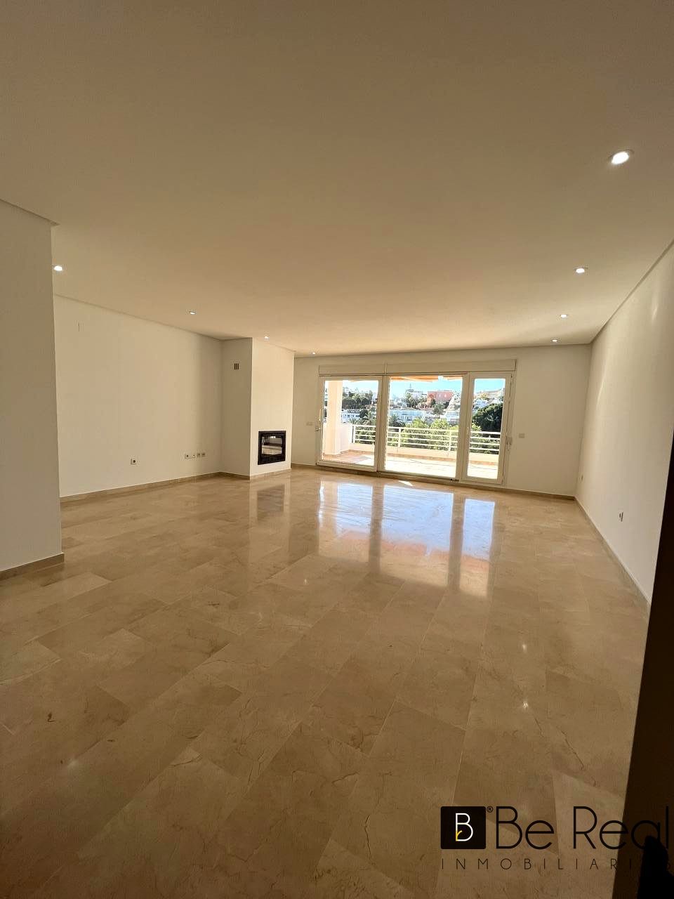 Sala d'estar de Pis en venda en Benalmádena amb Terrassa, Alarma i Piscina comunitària