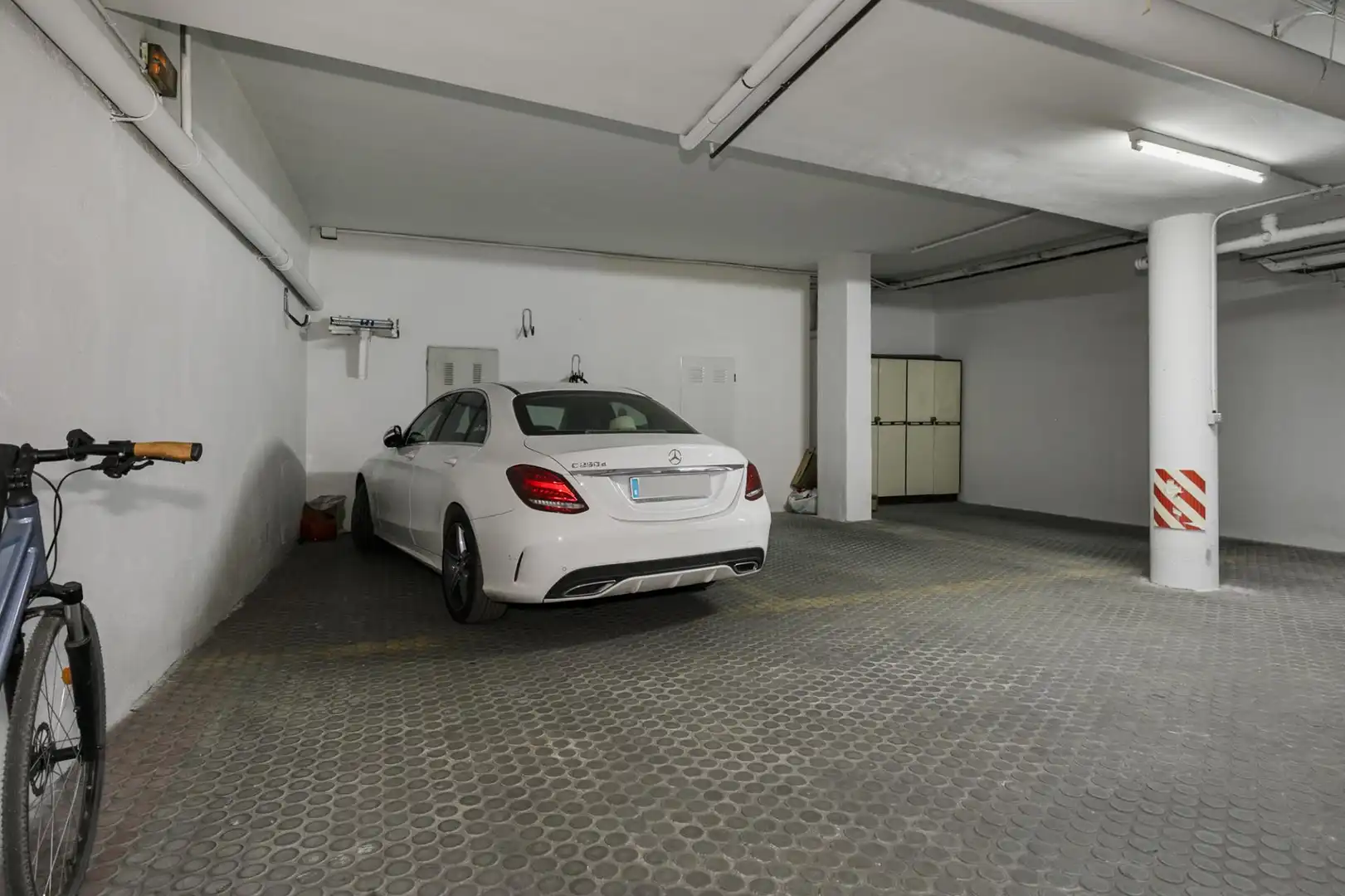 Aparcament de Casa adosada en venda en Granada amb Jardí privat