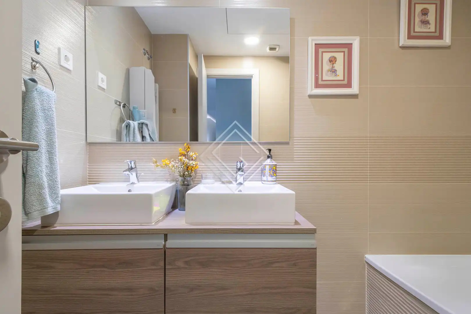 Badezimmer von Einfamilien-Reihenhaus zum Verkauf in Madrid mit Klimaanlage, Heizung und Privatgarten