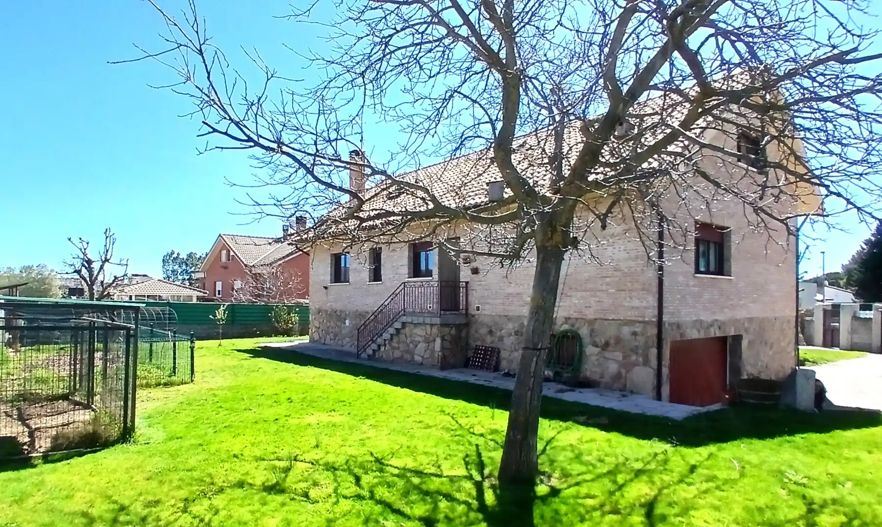 Vista exterior de Casa o xalet en venda en Guadarrama amb Calefacció, Jardí privat i Terrassa