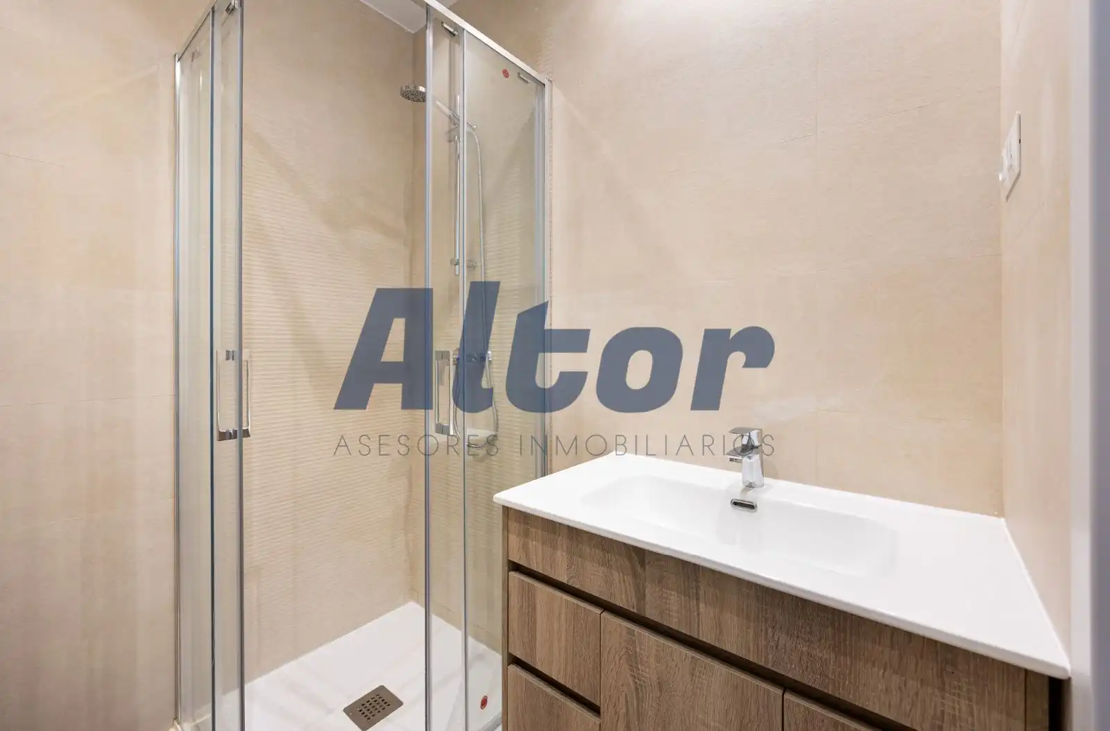 Bathroom of Flat for sale in Madrid  with Air Conditioner and Heating
