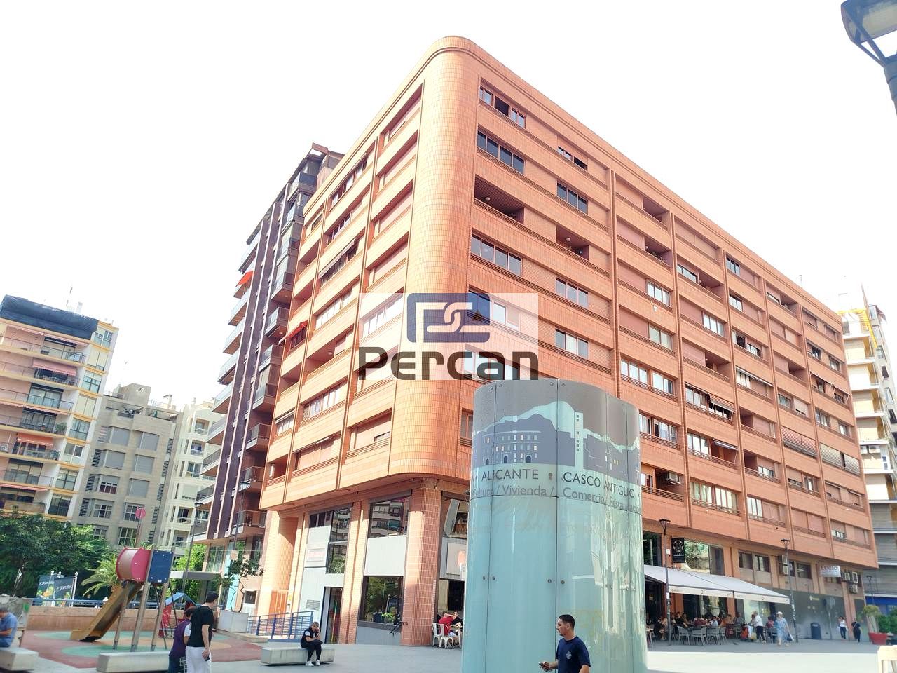 Vista exterior de Apartament en venda en Alicante / Alacant amb Aire condicionat, Moblat i Balcó