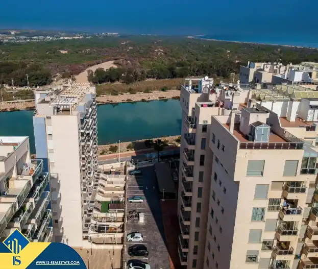 Vista exterior de Dúplex en venta en Guardamar del Segura con Terraza, Amueblado y Piscina comunitaria