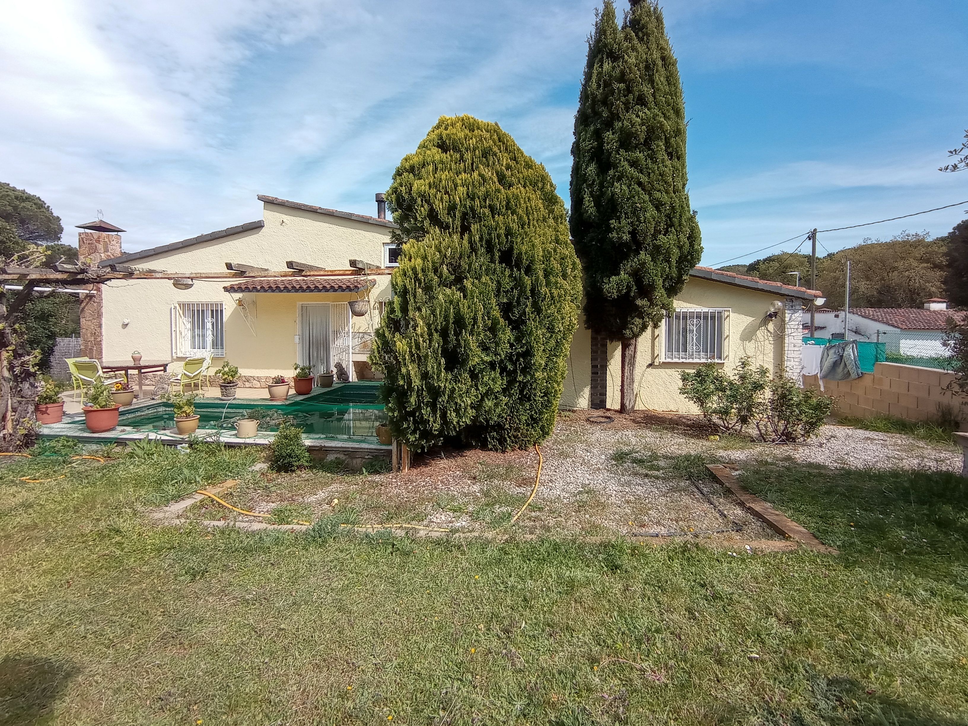 Vista exterior de Casa o xalet en venda en Llagostera amb Jardí privat, Terrassa i Piscina