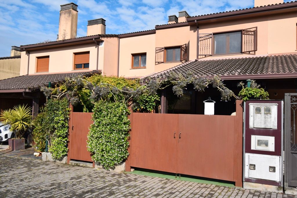 Exterior view of House or chalet for sale in Miño  with Heating, Private garden and Oven