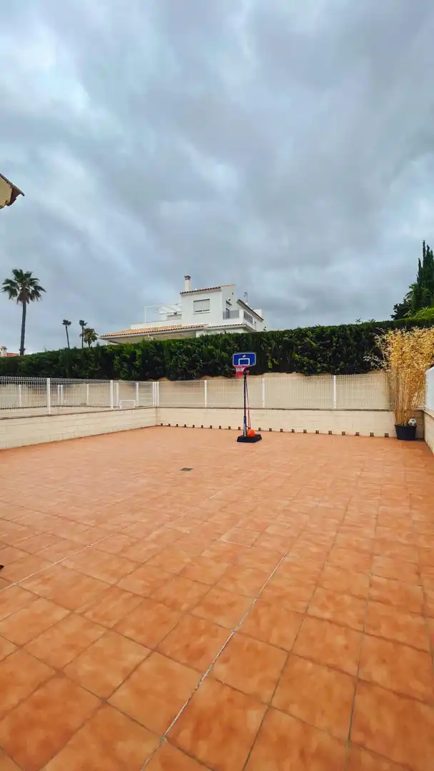 Aparcament de Casa adosada en venda en La Nucia amb Aire condicionat, Jardí privat i Terrassa