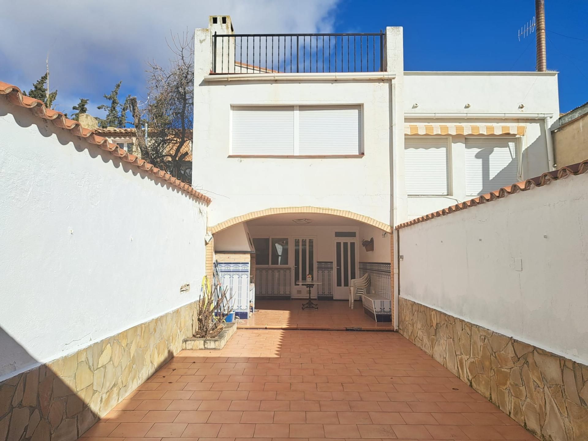 Vista exterior de Casa adosada en venda en Utiel amb Terrassa i Traster