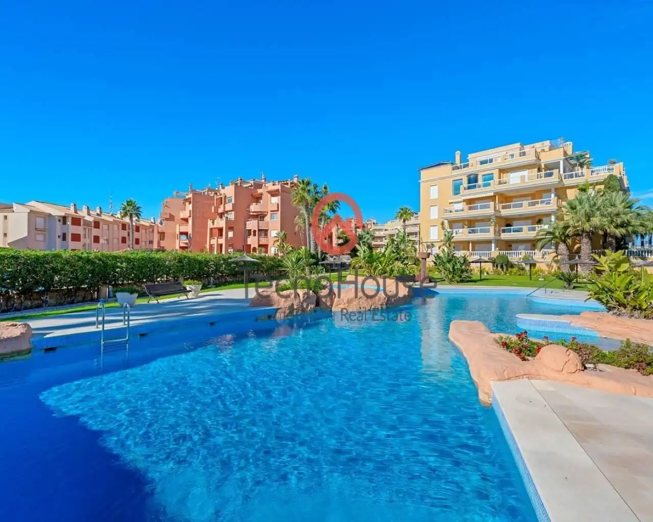 Vista exterior de Apartament en venda en Orihuela amb Aire condicionat, Jardí privat i Terrassa