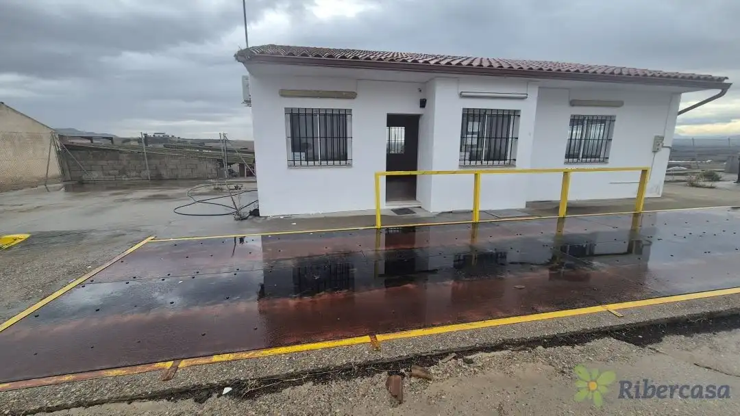 Außenansicht von Fabrikhallen zum Verkauf in Fustiñana