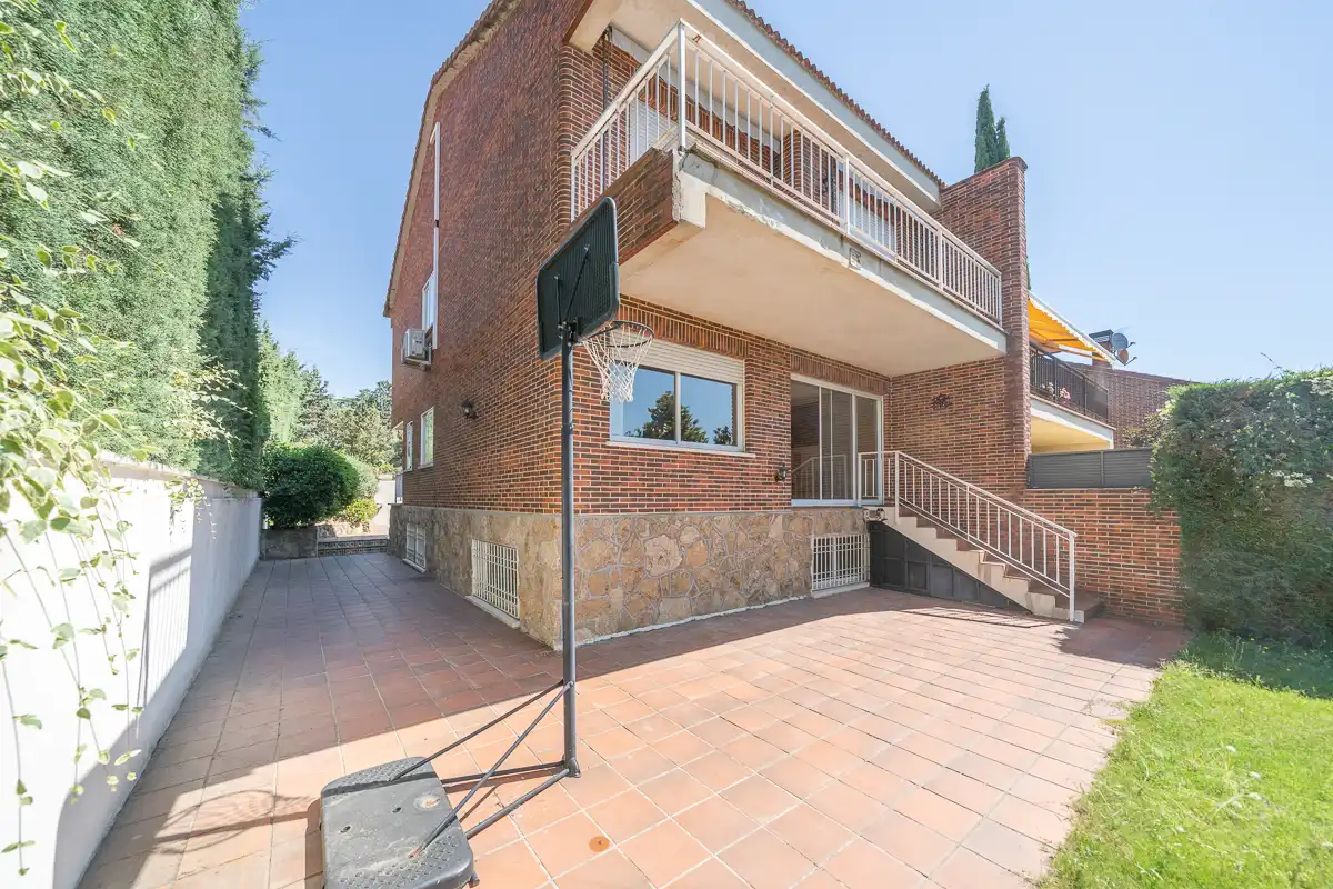 Vista exterior de Casa adosada en venta en Torrelodones con Aire acondicionado, Calefacción y Jardín privado
