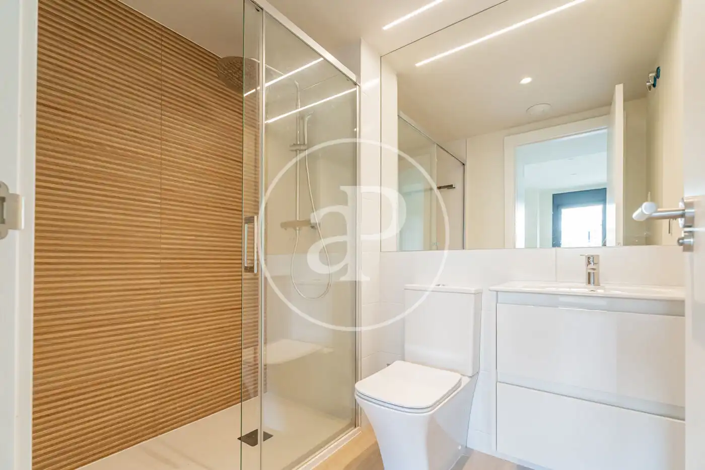 Bathroom of Flat for rent in Madrid  with Air Conditioner, Heating and Terrace