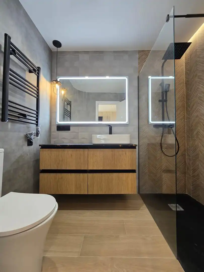 Badezimmer von Maisonette zur Miete in Sanlúcar la Mayor mit Klimaanlage, Terrasse und Möbliert