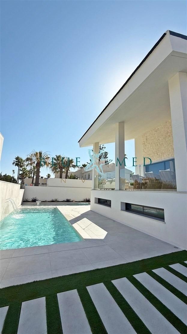 Vista exterior de Casa o xalet en venda en La Manga del Mar Menor amb Aire condicionat, Calefacció i Jardí privat