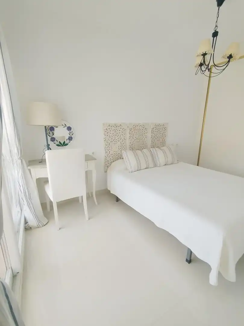 Habitación de Apartamento de alquiler en Torrenueva Costa con Jardín privado, Terraza y Amueblado