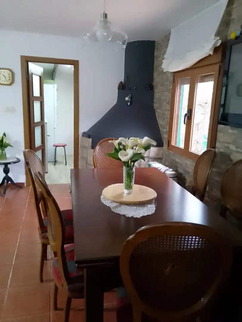 Menjador de Casa o xalet en venda en Oviedo  amb Jardí privat i Moblat