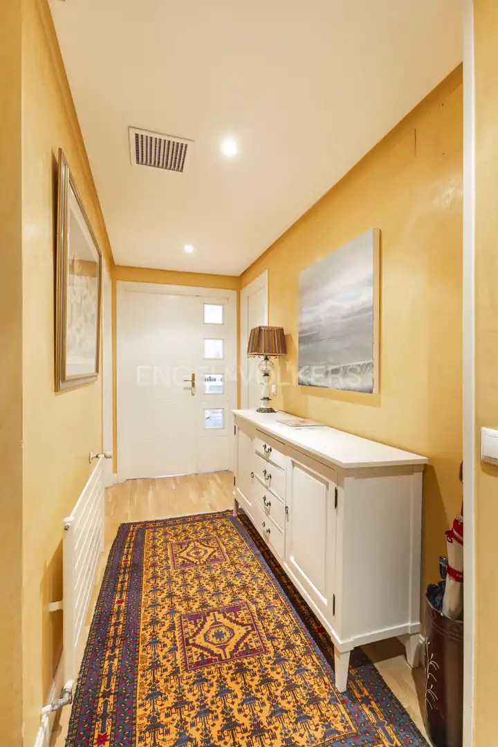 Maisonette zur Miete in La Moraleja mit Klimaanlage, Heizung und Privatgarten