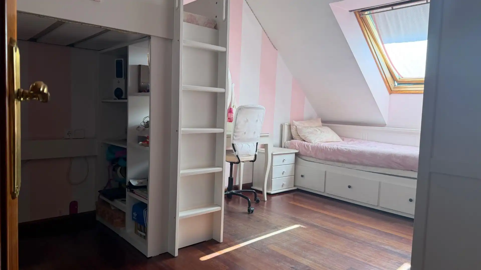 Schlafzimmer von Dachboden zum Verkauf in Narón mit Heizung, Parkett und Abstellraum