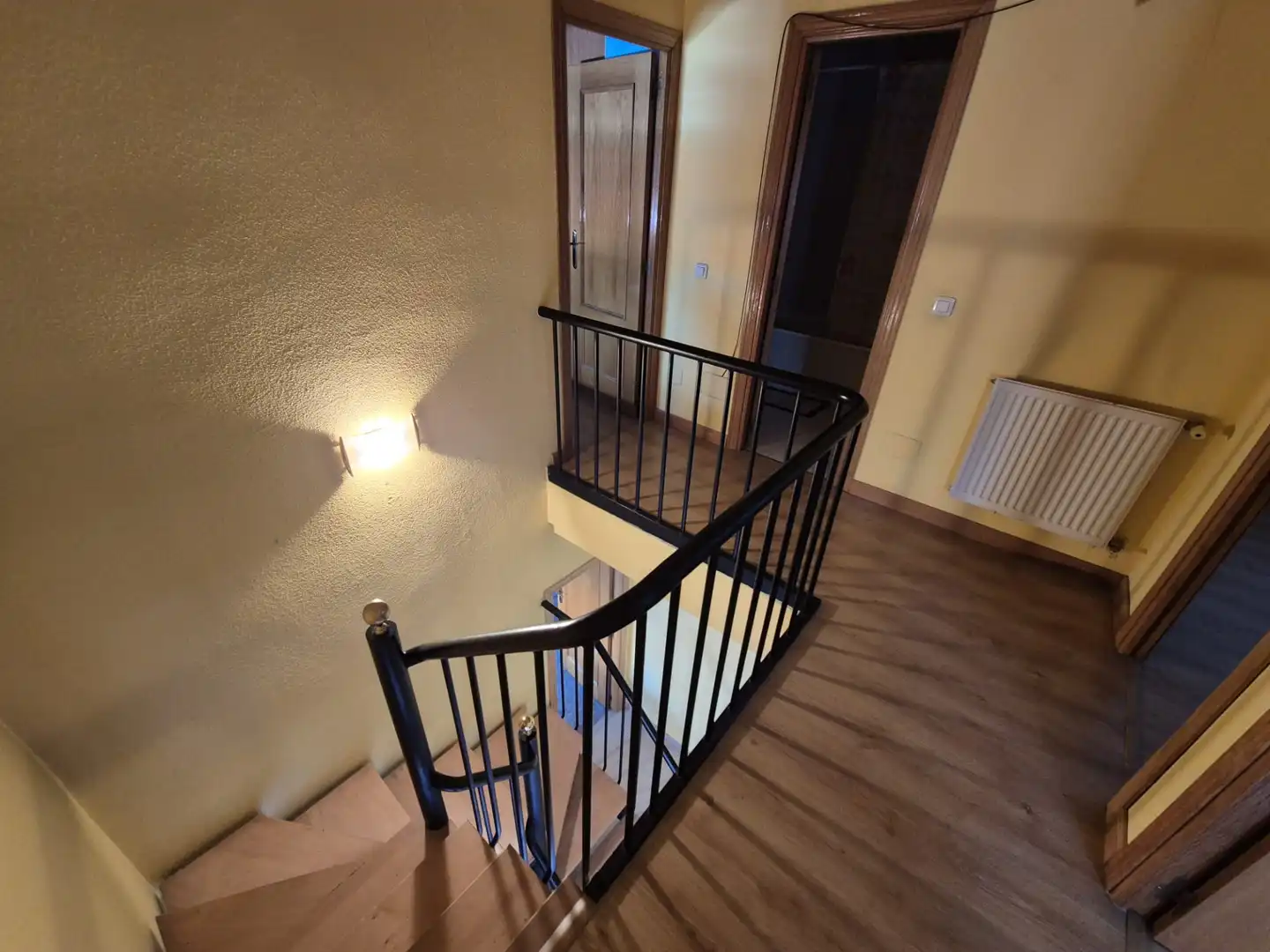 Casa adosada en venda a Velilla de San Antonio