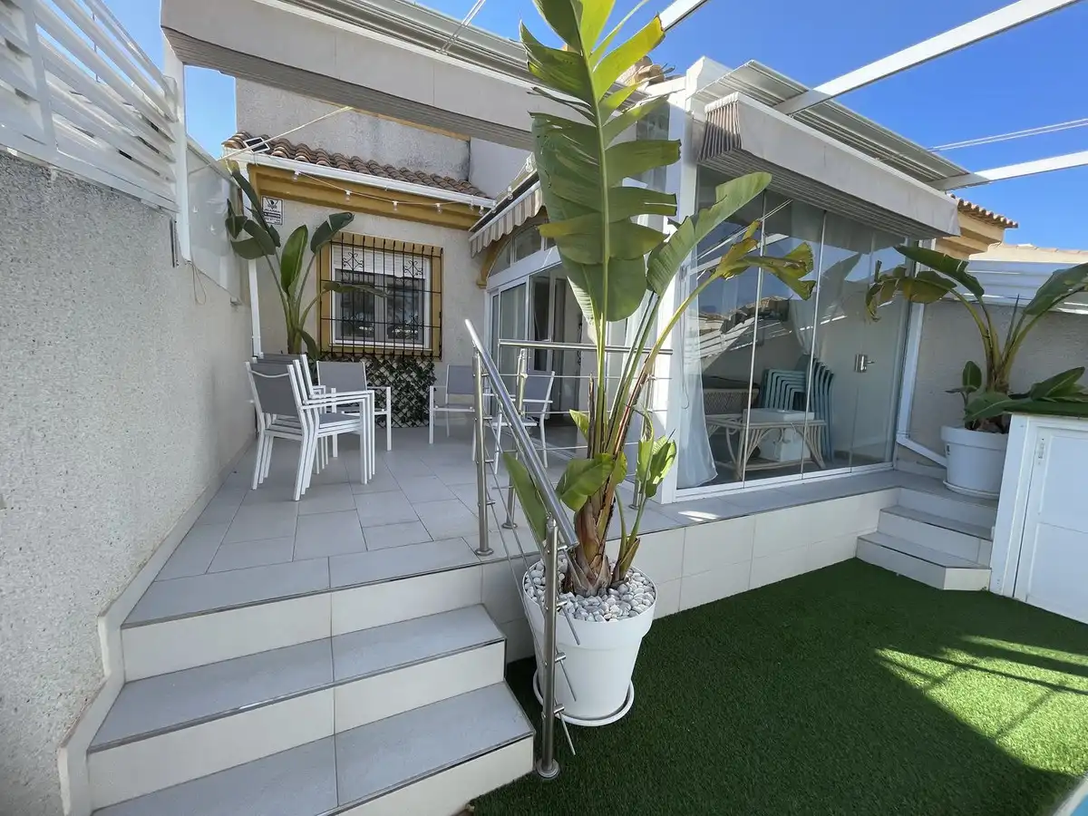 Terrassa de Casa o xalet en venda en Pilar de la Horadada amb Aire condicionat, Jardí privat i Terrassa