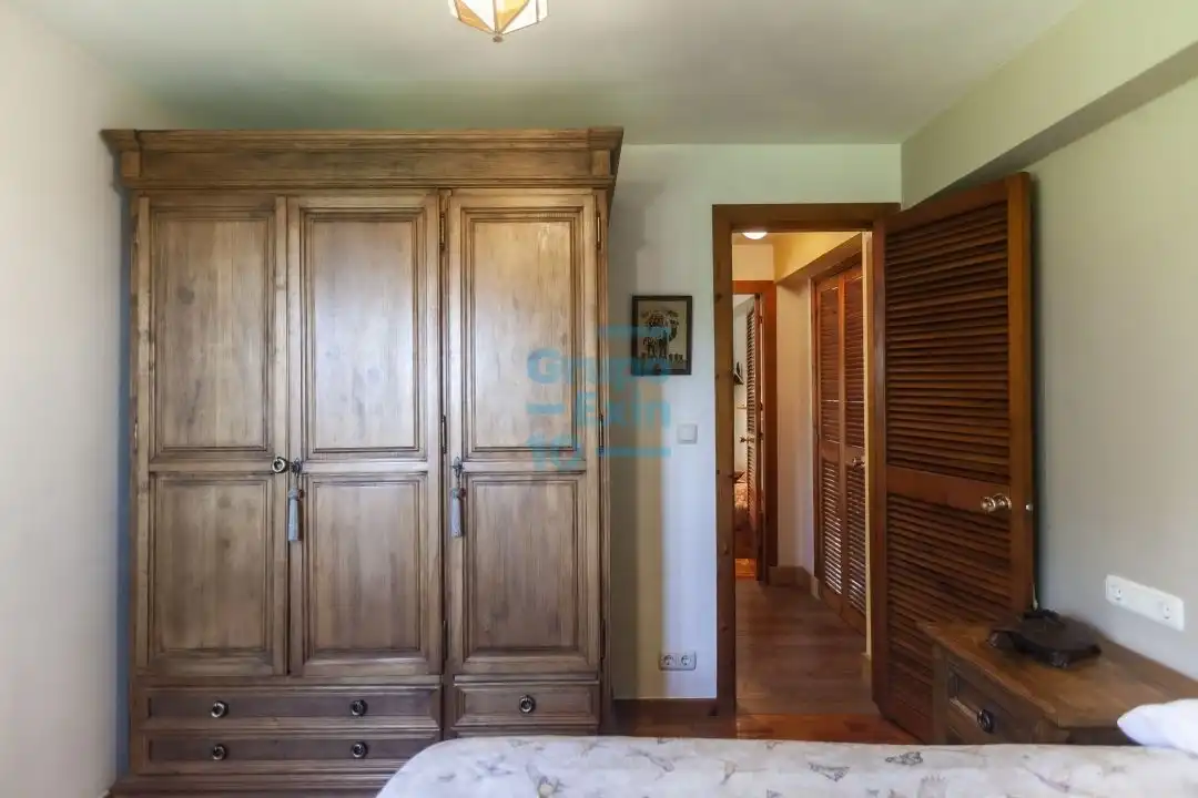 Dormitori de Casa o xalet en venda en Irun  amb Calefacció i Jardí privat