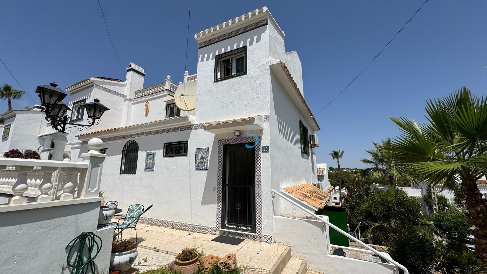 Vista exterior de Casa adosada en venda en Orihuela amb Aire condicionat, Calefacció i Traster