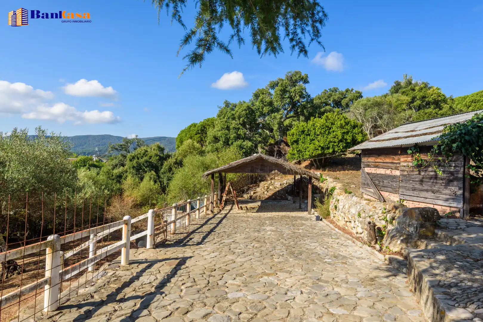 Vista exterior de Casa o xalet en venda en Cortes de la Frontera amb Calefacció, Jardí privat i Moblat