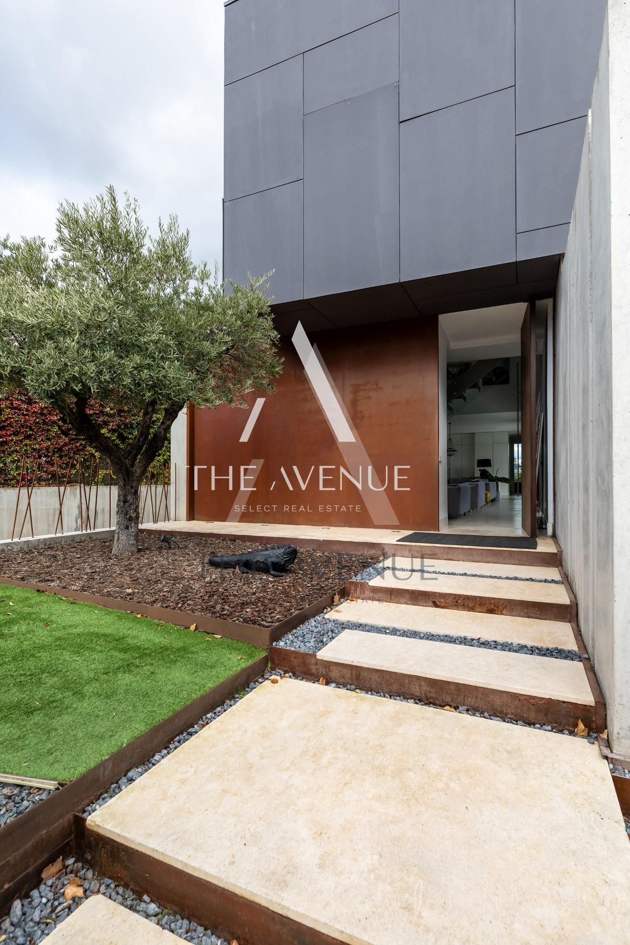 Vista exterior de Casa o xalet en venda en Boadilla del Monte amb Jardí privat, Terrassa i Piscina
