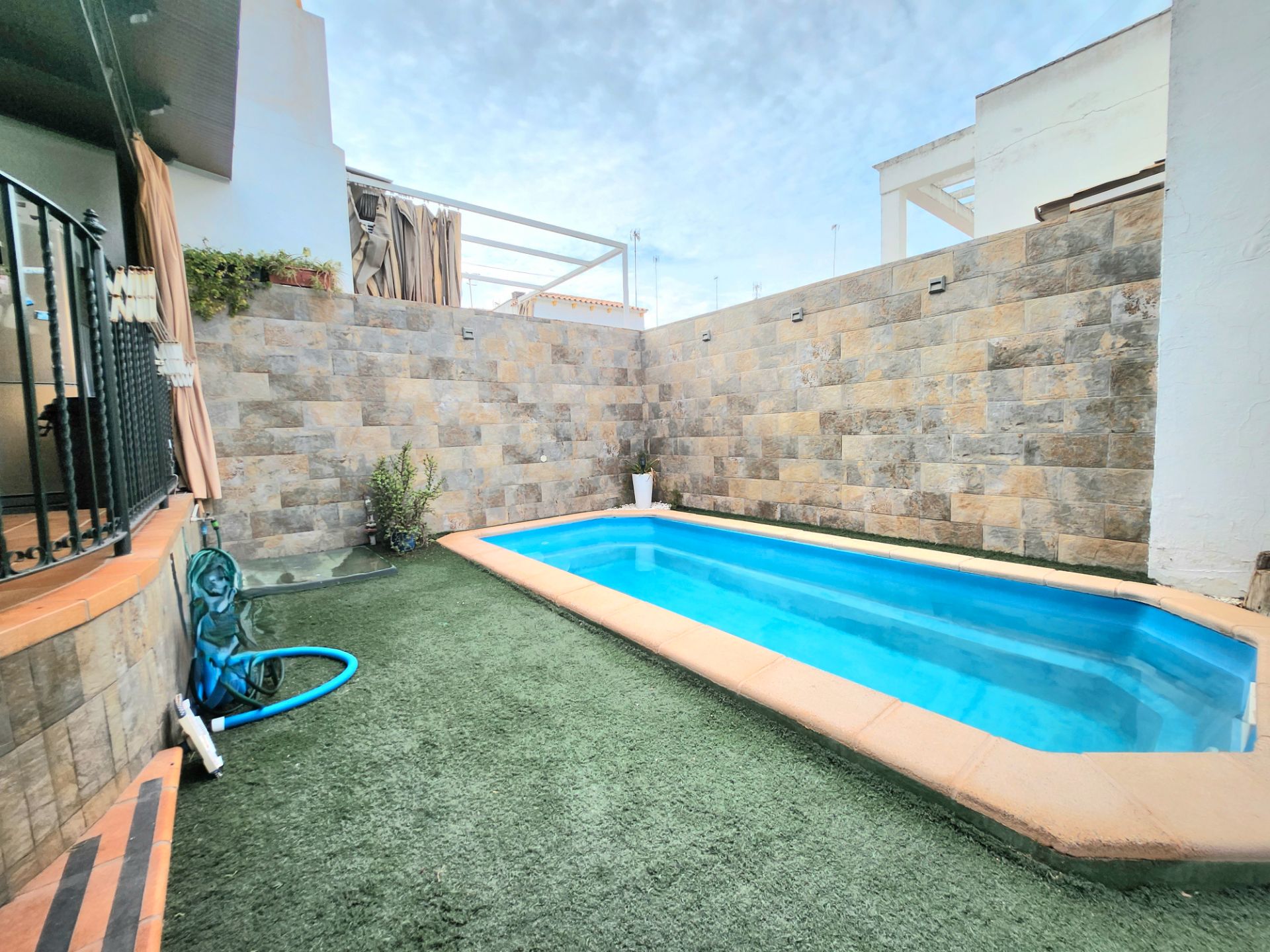Swimming pool of Single-family semi-detached for sale in Alcalá de Guadaira  with Air Conditioner, Heating and Private garden