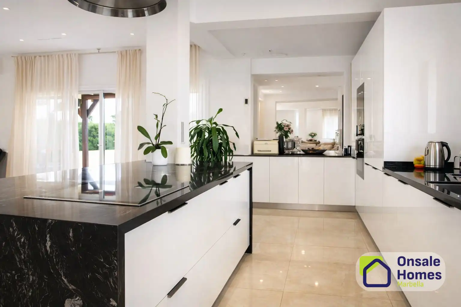 Cuina de Casa o xalet de lloguer en Marbella amb Aire condicionat, Jardí privat i Terrassa