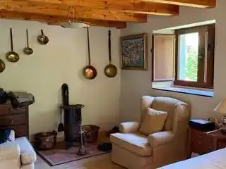 Sala d'estar de Casa adosada en venda en Valle de Sedano amb Jardí privat, Traster i Moblat