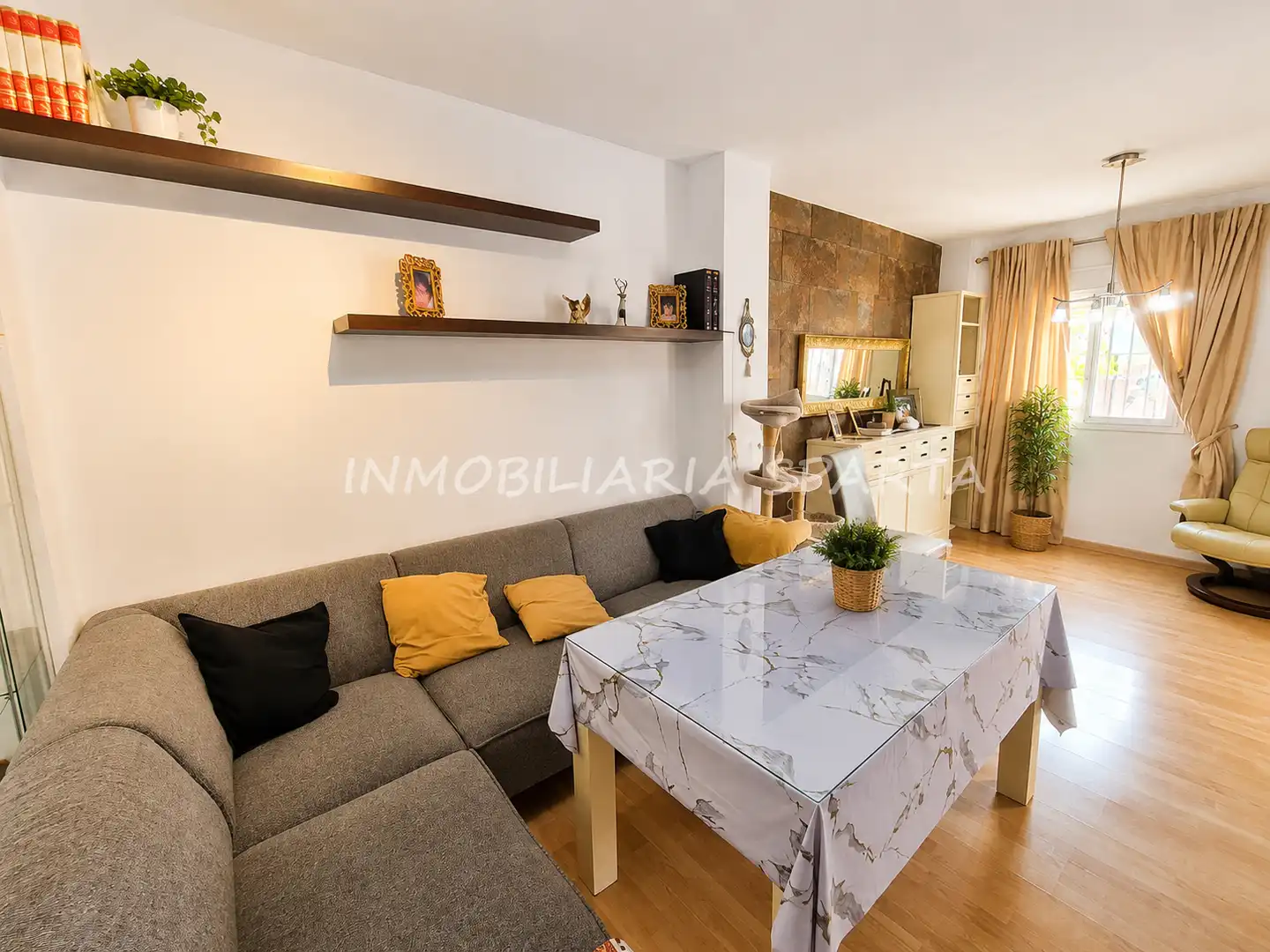 Sala d'estar de Casa adosada en venda en Santiponce amb Aire condicionat, Parquet i Terrassa
