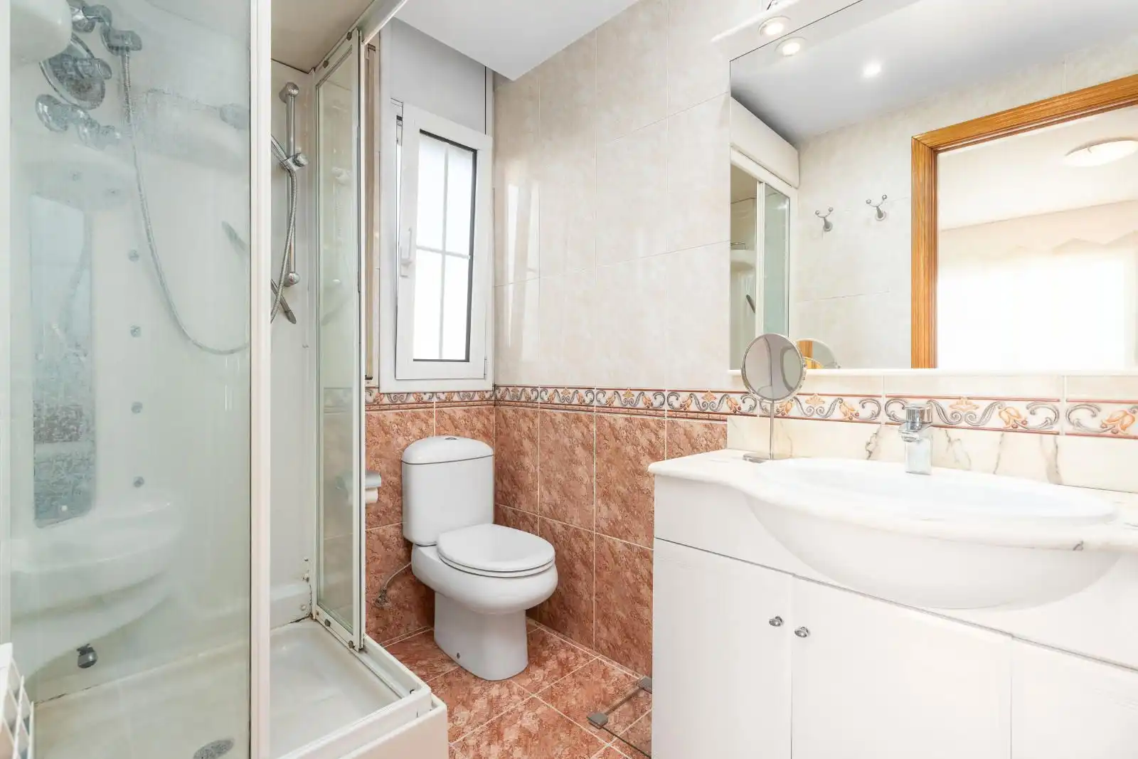 Baño de Casa adosada en venta en Parets del Vallès con Aire acondicionado, Calefacción y Trastero