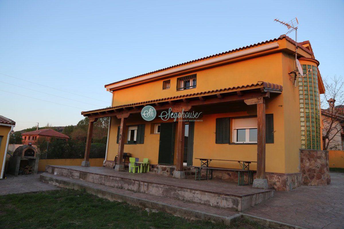 Exterior view of House or chalet for sale in Otero de Herreros  with Heating, Private garden and Storage room