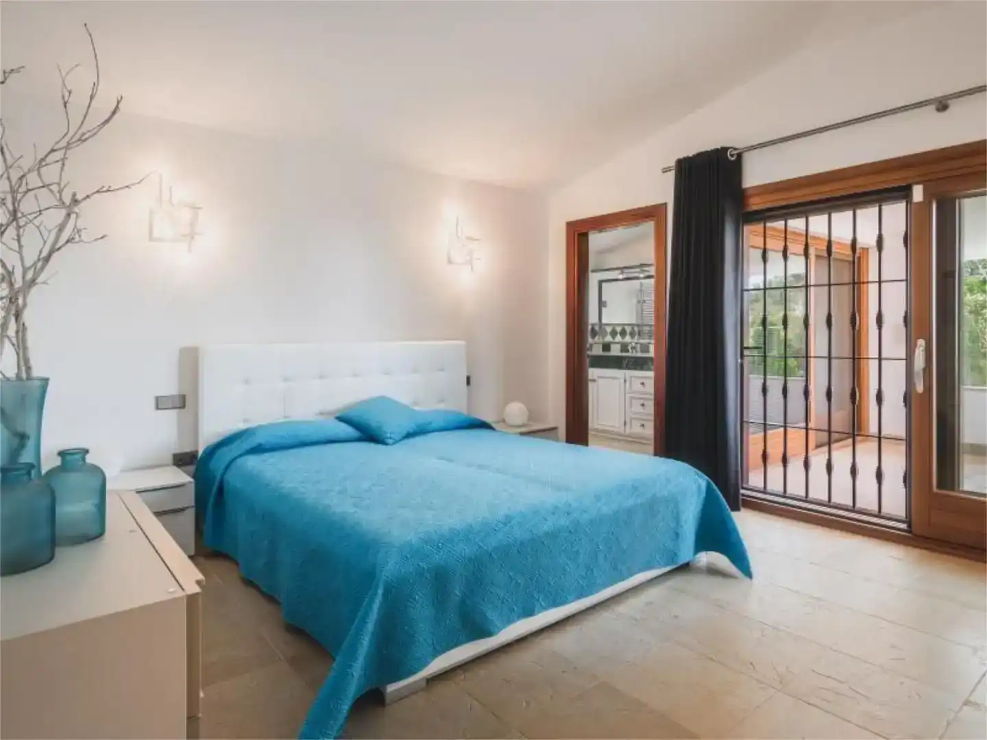 Dormitori de Casa o xalet en venda en Marbella amb Aire condicionat, Piscina i Balcó