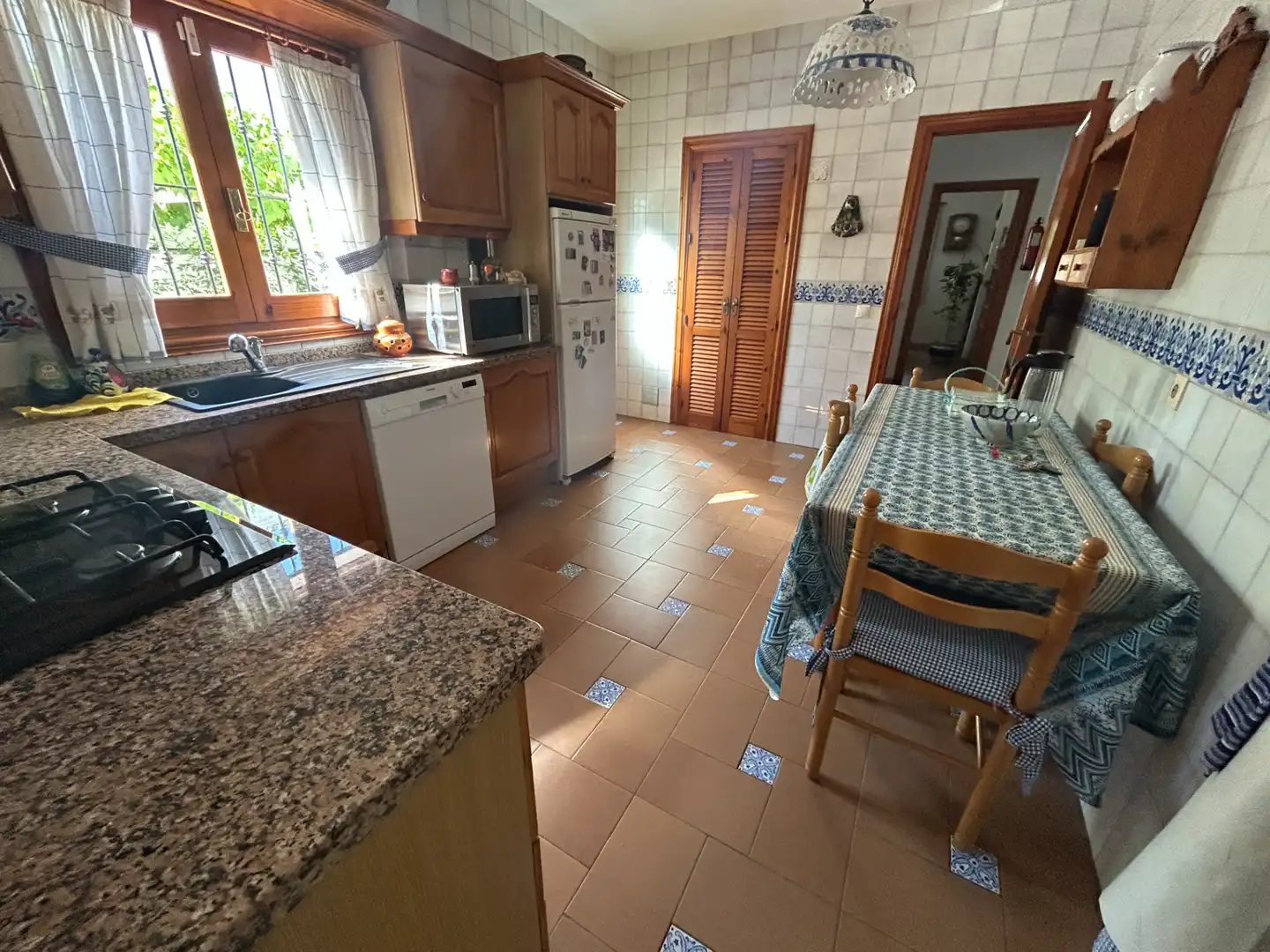 Cuina de Casa adosada en venda en Vélez-Málaga amb Aire condicionat, Calefacció i Jardí privat