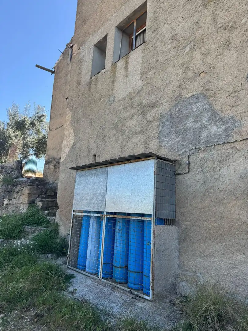 Vista exterior de Casa adosada en venda en Alcañiz amb Terrassa, Traster i Piscina comunitària