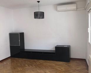 Living room of Flat to rent in  Madrid Capital  with Air Conditioner, Heating and Parquet flooring