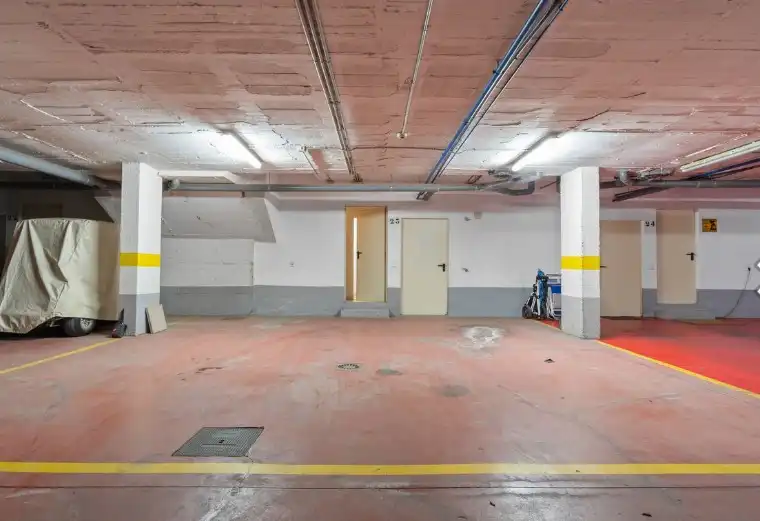 Parkplatz von Einfamilien-Reihenhaus zum Verkauf in Marbella mit Klimaanlage, Privatgarten und Terrasse