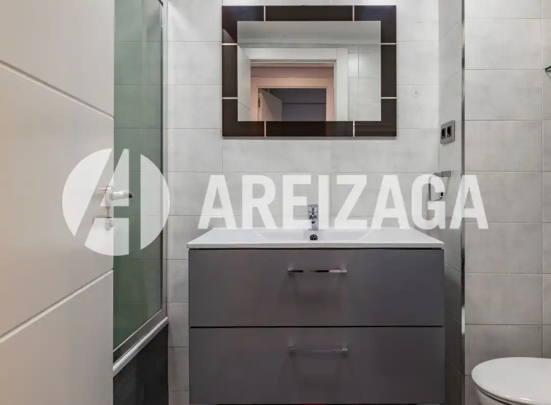 Baño de Piso en venta en Donostia - San Sebastián  con Calefacción, Terraza y Balcón