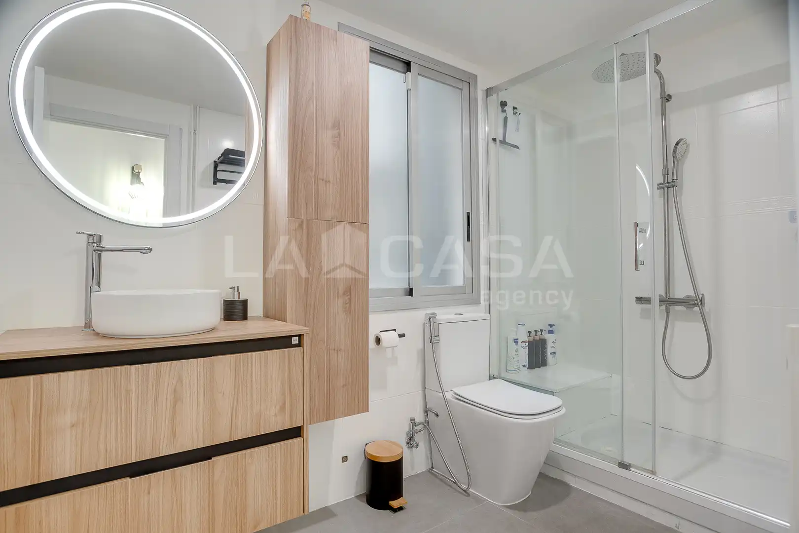 Baño de Piso en venta en Barcelona con Calefacción, Trastero y Balcón