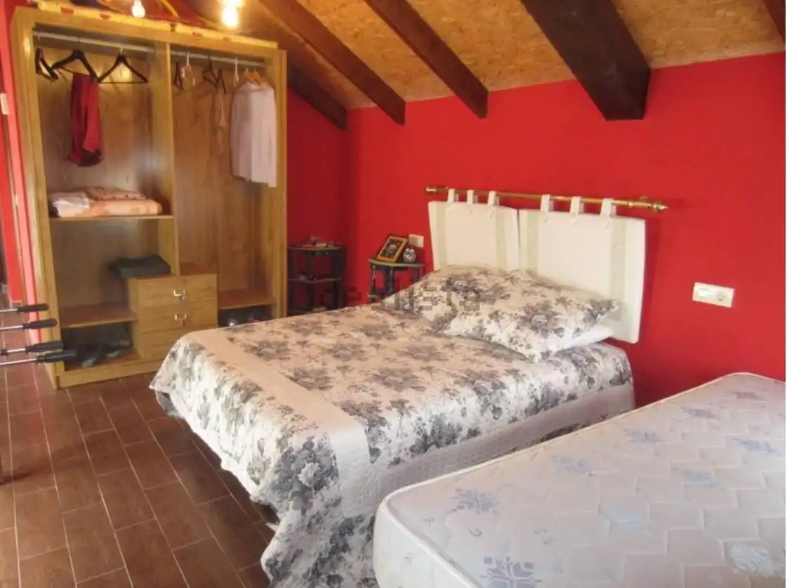 Dormitori de Casa o xalet en venda en El Cabaco  amb Calefacció, Terrassa i Moblat