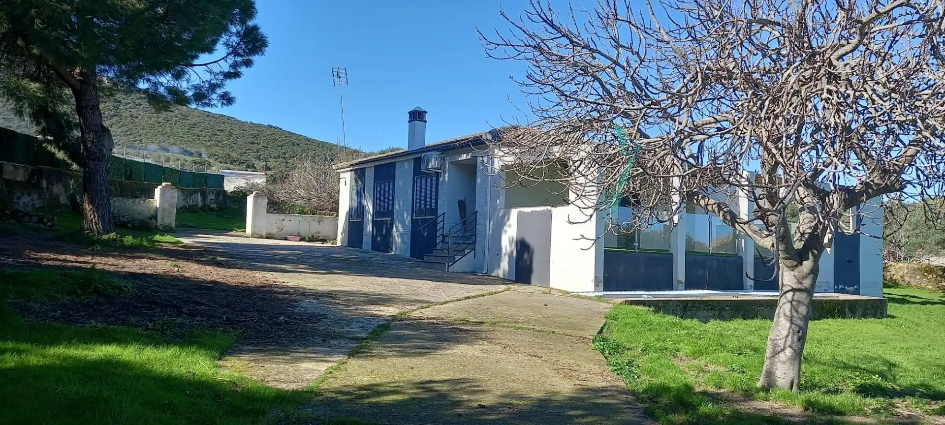 Vista exterior de Casa o xalet en venda en Sierra de Fuentes amb Aire condicionat, Terrassa i Moblat