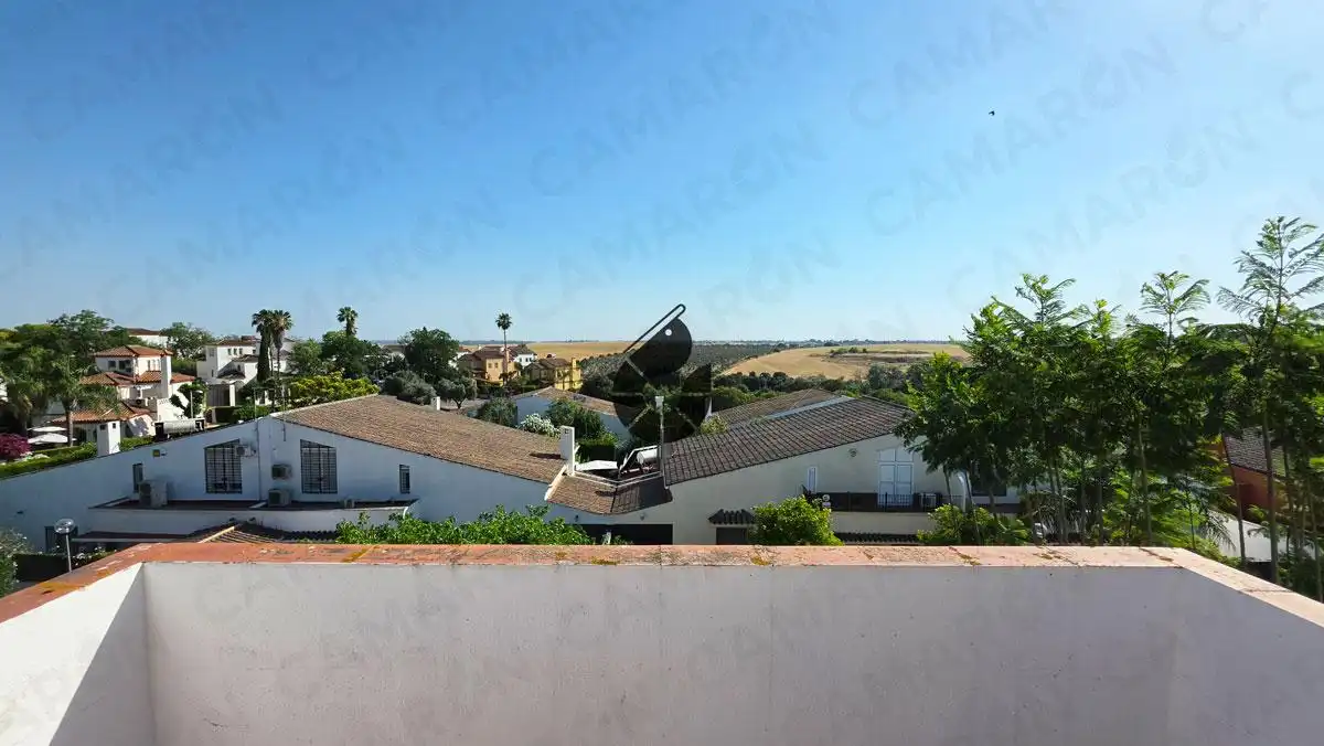 Vista exterior de Casa adosada en venta en Mairena del Aljarafe con Aire acondicionado, Jardín privado y Trastero
