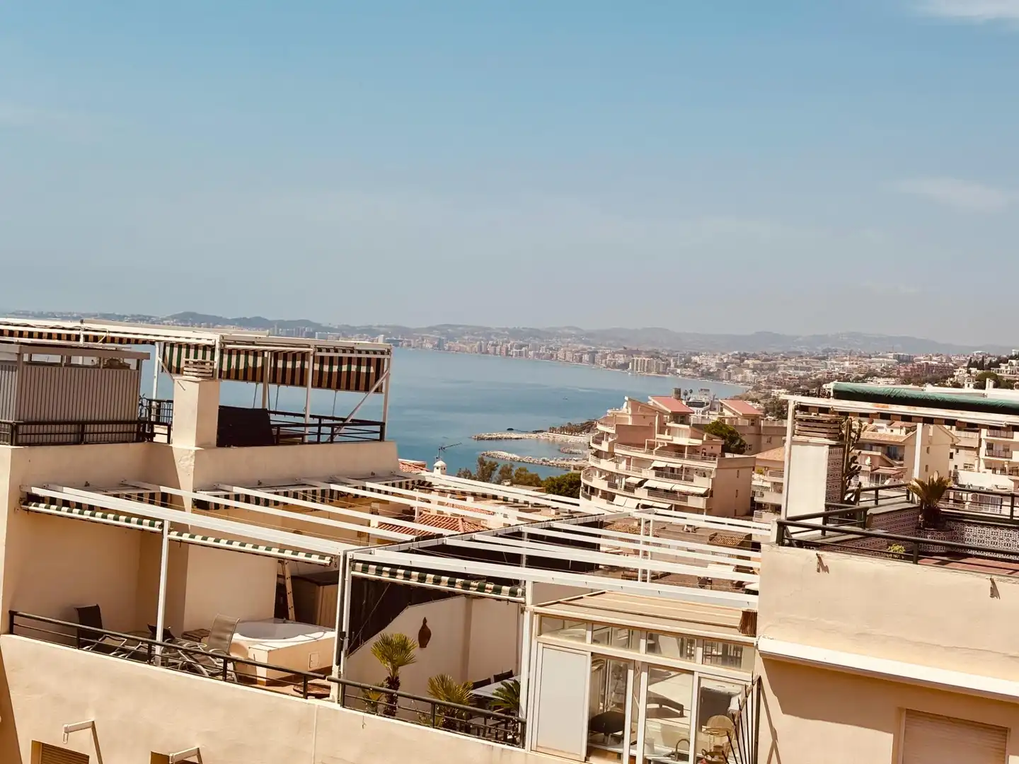 Vista exterior de Àtic en venda en Benalmádena amb Aire condicionat, Jardí privat i Terrassa